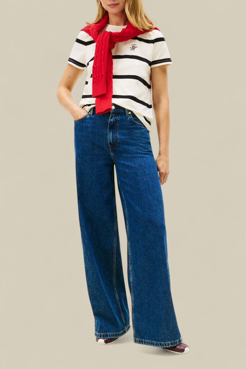 תמונת כל הלוק של חולצת טי